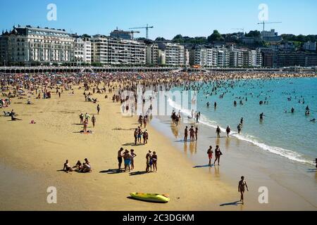 Urlaubsfreuden am La Concha Beach. La Concha Bay.San Sebastian.Gipuzkoa.Baskenland.Spanien. Stockfoto