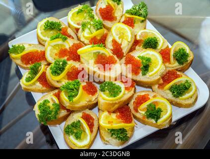 Sandwiches mit rotem Kaviar auf einem Teller Stockfoto