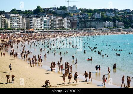 Urlaubsfreuden am La Concha Beach. La Concha Bay.San Sebastian.Gipuzkoa.Baskenland.Spanien. Stockfoto