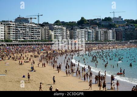 Urlaubsfreuden am La Concha Beach. La Concha Bay.San Sebastian.Gipuzkoa.Baskenland.Spanien. Stockfoto