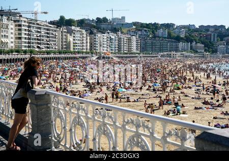 Urlaubsfreuden am La Concha Beach. La Concha Bay.San Sebastian.Gipuzkoa.Baskenland.Spanien. Stockfoto