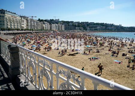 Urlaubsfreuden am La Concha Beach. La Concha Bay.San Sebastian.Gipuzkoa.Baskenland.Spanien. Stockfoto