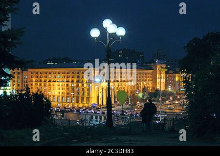 Panorama des Unabhängigkeitsplatzes in Kiew bei Nacht. Lichter der Nachtstadt. Panorama des zentralen Teils von Stockfoto