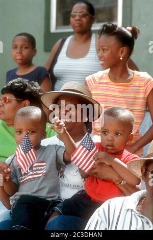 Austin, TX, USA. Juni 2020. Austin, Texas: Austin's jährliche Juneteenth Parade durch die Straßen des historischen Schwarzostens Austin als Texaner aller Rassen feiern sie das Datum der schwarzen Emanzipation in Texas. Juni 19, 2002 © Bob Daemmrich/The Image Works Credit: Bob Daemmrich/ZUMA Wire/Alamy Live News Stockfoto