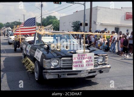 Austin, TX, USA. Mai 2014. Bastrop, TX 21. Juni 2008: Parade und Festlichkeiten bei der Juneteenth-Feier im historisch afroamerikanischen Vorort Bastrop, außerhalb von Austin. Juneteenth feiert den Tag, 19. Juni 1865, als Union Soldaten landeten in Galveston, TX kündigt das Ende der Sklaverei und den Bürgerkrieg. Kredit: Bob Daemmrich/ZUMA Wire/Alamy Live Nachrichten Stockfoto