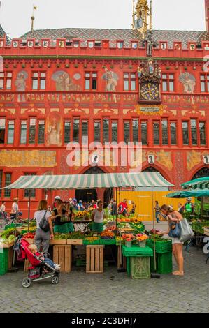 Der Marktplatz mit dem Rathaus aus dem 14. Jahrhundert in Basel, Schweiz. Stockfoto