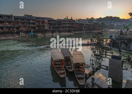 Alte Holzboote in Fenghuang bei Sonnenaufgang Stockfoto