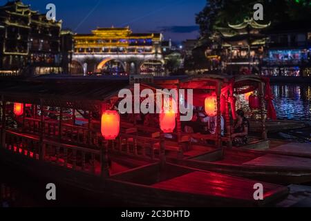 Laternen auf Booten in Fenghuang Stockfoto