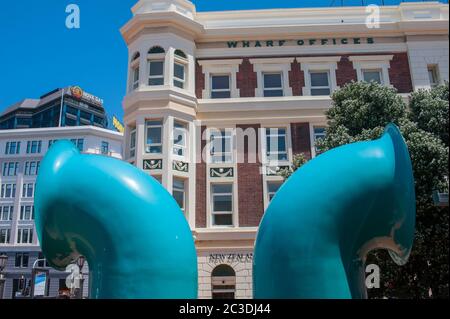 Kunstwerke an der Queens Wharf am Wasser der Hauptstadt Wellington, an der Südspitze der Nordinsel in Neuseeland mit dem Stockfoto