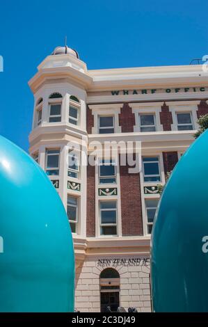 Kunstwerke an der Queens Wharf am Wasser der Hauptstadt Wellington, an der Südspitze der Nordinsel in Neuseeland mit dem Stockfoto