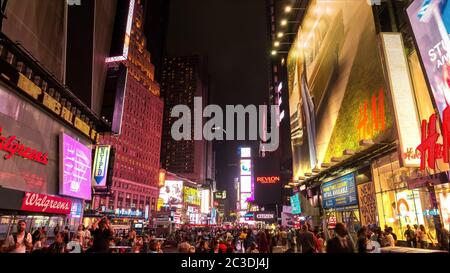 NEW YORK, NEW YORK, USA - 12. SEPTEMBER 2015: Nachtaufnahme von Touristen und Lichtern am Times Square, ny Stockfoto