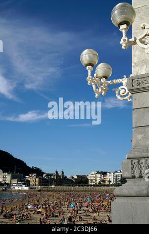 Urlaubsfreuden am La Concha Beach. La Concha Bay.San Sebastian.Gipuzkoa.Baskenland.Spanien. Stockfoto