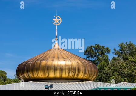 Die goldene Kuppel einer Moschee in Pekan Tutong, Brunei Stockfoto