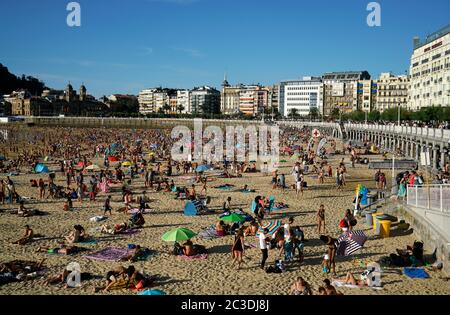 Urlaubsfreuden am La Concha Beach. La Concha Bay.San Sebastian.Gipuzkoa.Baskenland.Spanien. Stockfoto