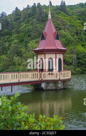 Blick auf Zealandia, früher bekannt als das Karori Wildlife Sanctuary, mit dem See und dem Ventilturm in der Nähe von Wellington an der Südspitze des Nordens Stockfoto