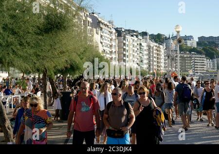 Menschen an der Promenade des Strandes La Concha. La Concha Bay.San Sebastian.Gipuzkoa.Baskenland.Spanien. Stockfoto