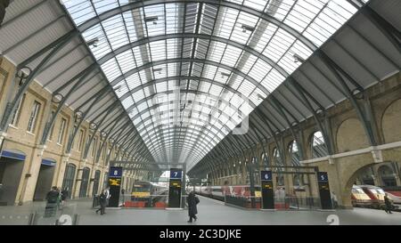 LONDON, ENGLAND, Großbritannien - 17. SEPTEMBER 2015: Innenansicht des Kings Cross Bahnhof, london Stockfoto