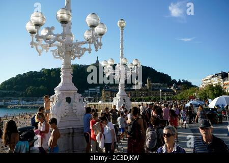 Menschen an der Promenade des Strandes La Concha. La Concha Bay.San Sebastian.Gipuzkoa.Baskenland.Spanien. Stockfoto