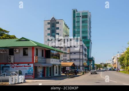 Kuala Belait, Brunei - 3. Dezember 2018: Jalan Bunga Raya mit NSEY Hotel & Apartments Stockfoto