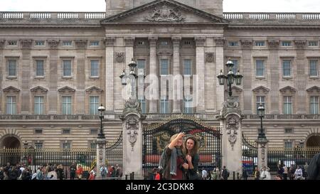 LONDON, ENGLAND, Großbritannien - 17. SEPTEMBER 2015: Zwei junge Touristen posieren für ein Foto im buckingham Palace, london Stockfoto