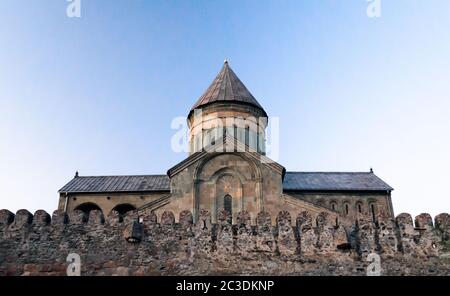 Alte Kirche in Georgien gegen den blauen Himmel Stockfoto