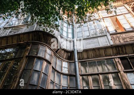 Altes hohes Haus mit offenem Fenster in Georgien Stockfoto