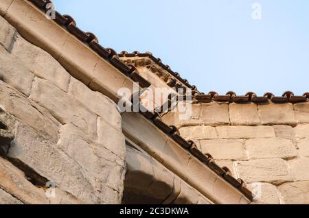 Fragment der Wand und des Daches eines alten Hauses Stockfoto