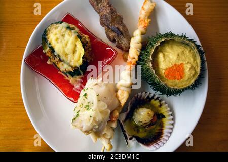 Verschiedene Arten von Pinchos serviert in einem Teller in einem Pincho Bar Restaurant.San Sebastian.Baskenland.Spanien Stockfoto