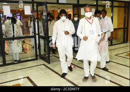 Jaipur, Rajasthan, Indien, 19. Juni 2020:Rajasthan Chief Minister Ashok Gehlot zusammen mit Kongress-Kandidat und nationaler Generalsekretär KC Venugopal nach Casting Stimme für Rajya Sabha Wahl an der State Assembly in Jaipur. Kredit: Sumit Saraswat/Alamy Live Nachrichten Stockfoto