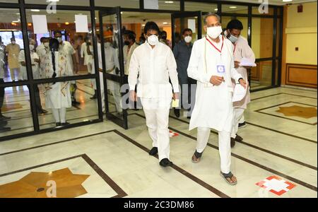 Jaipur, Rajasthan, Indien, 19. Juni 2020:Rajasthan Chief Minister Ashok Gehlot zusammen mit Kongress-Kandidat und nationaler Generalsekretär KC Venugopal nach Casting Stimme für Rajya Sabha Wahl an der State Assembly in Jaipur. Kredit: Sumit Saraswat/Alamy Live Nachrichten Stockfoto