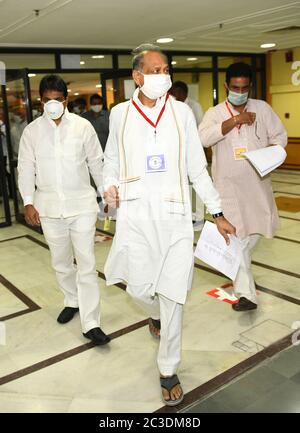 Jaipur, Rajasthan, Indien, 19. Juni 2020:Rajasthan Chief Minister Ashok Gehlot (C) zusammen mit Kongress-Kandidat und nationaler Generalsekretär KC Venugopal (L) nach Casting Stimme für Rajya Sabha Wahl an der State Assembly in Jaipur. Kredit: Sumit Saraswat/Alamy Live Nachrichten Stockfoto