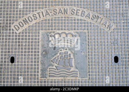 Eine Stahlschachtabdeckung mit Wappen von San Sebastian.Donostia.San Sebastian.Baskenland.Spanien Stockfoto