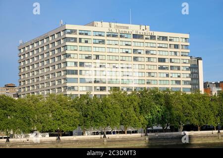 St. Thomas's Hospital, Waterloo, London. Gebäudeseite mit Blick auf die Themse und die Houses of Parliament. Stockfoto