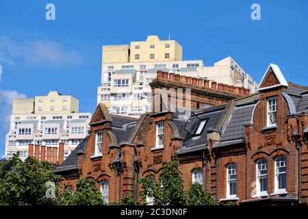 Edwardianisches Backsteinhaus Stockwell, Süd-London mit den Brütalisten-Stil Türmen von Beckett und Pinter House dahinter. Stockfoto