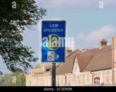 Low Evision Zone (LEZ) Zeichen in South London. Umweltbelastende Fahrzeuge werden von den markierten Gebieten abgeschreckt oder eingeschränkt, um die Verschmutzung zu verringern. Stockfoto