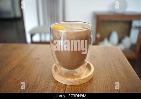 Im Café in einem Glas mit Eisschokolade Stockfoto