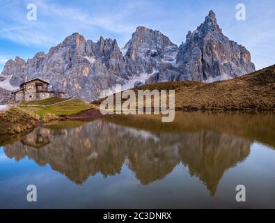 Abend Dämmerung Herbst alpine Dolomiten Berglandschaft, Trient, Italien. Blick auf den See oder Laghetto Baita Segantini. Stockfoto