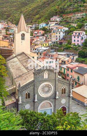 Kirche San Giovanni Battista in Riomaggiore im Naturpark Cinque Terre, Ligurien, Italien Stockfoto