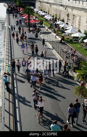 Besucher in Paris-Plages, die künstlichen Strände entlang der seine während der Sommermonate.Paris.Frankreich Stockfoto