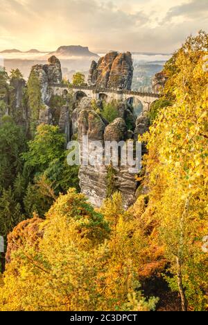 Bastei-Felsformation im Herbst, Sächsische Schweiz, DDR Stockfoto