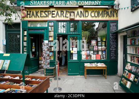 Außenansicht des historischen Shakespeare und Company Buchhandlung.Paris.Frankreich Stockfoto