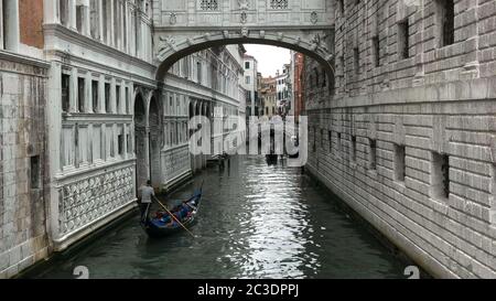 Gondeln durch einen schmalen Kanal in venedig Stockfoto