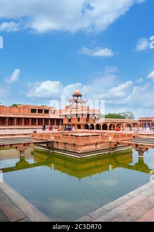 Der ornamentale Pool mit Blick auf Panch Mahal, Fatehpur Sikri, Agra District, Uttar Pradesh, Indien Stockfoto