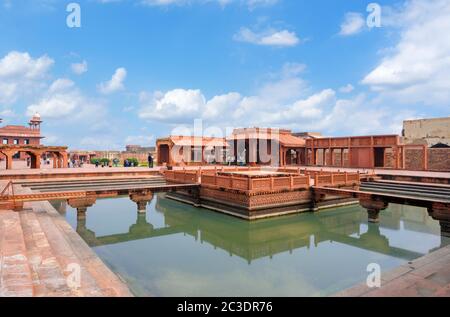 Der Zierpool mit Blick auf die Diwan-i-am (Hall of Public Audiences), Fatehpur Sikri, Agra District, Uttar Pradesh, Indien Stockfoto