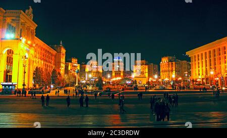 Panorama des Unabhängigkeitsplatzes in Kiew bei Nacht. Lichter der Nachtstadt. Panorama des zentralen Teils von Stockfoto