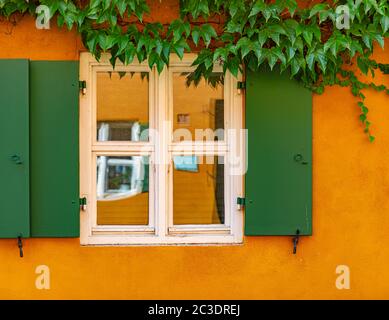 Die Fuggerei ist die älteste noch in Betrieb befindliche soziale Wohnanlage der Welt. Es ist eine ummauerte Enklave innerhalb der Stadt Augsburg, Bayern, Deutschland Stockfoto