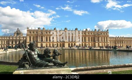 VERSAILLES, PARIS, FRANKREICH - 23. SEPTEMBER 2015: Bronzestatue und Pool auf dem Gelände des Schlosses von versailles Stockfoto