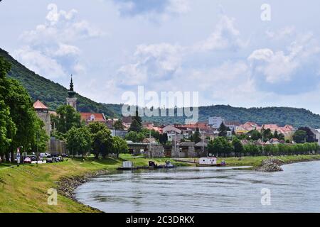 Blick auf Hainburg an der Donau, Niederösterreich, mit Kirche und Donau. Stockfoto