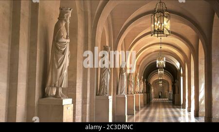 VERSAILLES, PARIS, FRANKREICH - 23. SEPTEMBER 2015: Marmorstatuen im Schloss von versailles Stockfoto