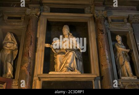 ROM, ITALIEN - 30. SEPTEMBER 2015: Aufnahme einer Statue eines Papstes in der Basilika santa maria maggiore, rom Stockfoto